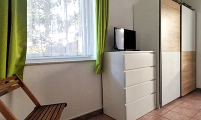 Schlafzimmer mit 2 Fernseher 