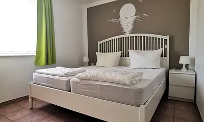 mit Doppelbett 180 x 200 cm 