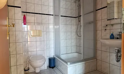 Bad mit Dusche und Fussbodenheizung