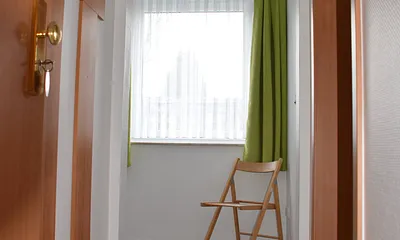 Eingang der Wohnung mit Blick ins Schlafzimmer