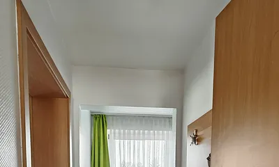 Eingang der Wohnung gerade aus ist das Schlafzimmer und nach links geht der Wohnbereich mit Bad ab
