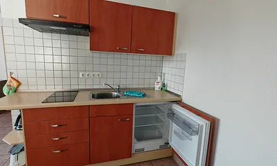 Küchenzeile mit Ceranfeld und Kühlschrank ohne Gefrierfach