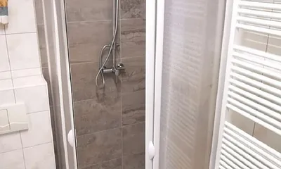 Badezimmer mit Dusche, WC, Waschbecken