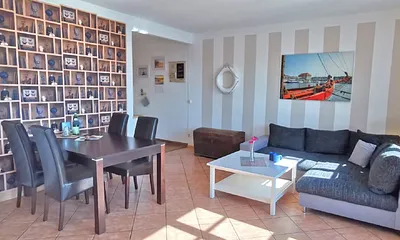 Wohnzimmer mit Esstisch und Eckcouch