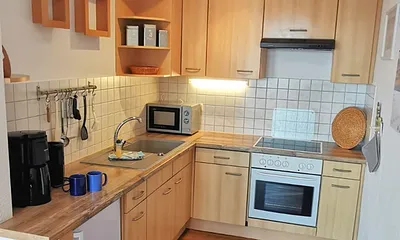 voll ausgestattete Küche mit Geschirrspüler, Kühlschrank, Herd, Ofen, Mikrowelle