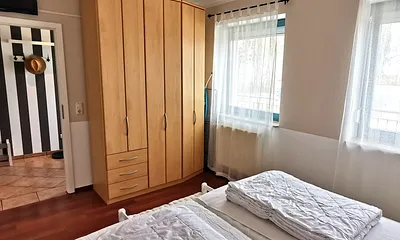 Schlafzimmer mit Doppelbett 180 x 200 cm und großem Schrank