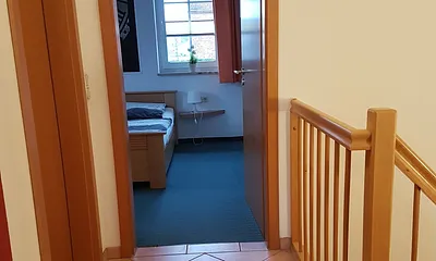 oberer Flur mit Schlafzimmer