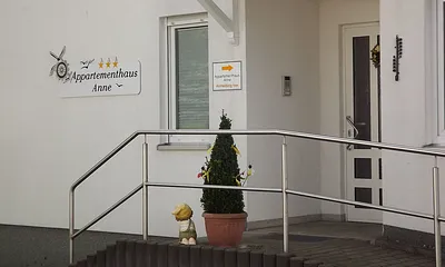 Haupteingang mit Treppe und Schräge