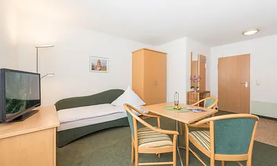 Wohnbereich 1-Raum mit Schlafcouch und Flachbildschirm