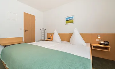 Doppelbett mit verstellbarem Kopfteil