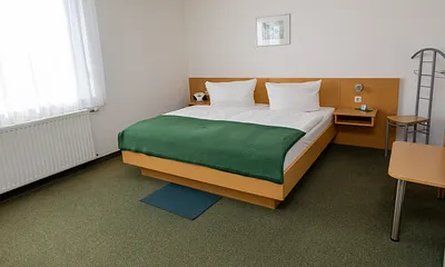 Doppelbett mit verstellbarem Kopfteil