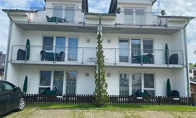 Rückansicht mit Parkplätzen