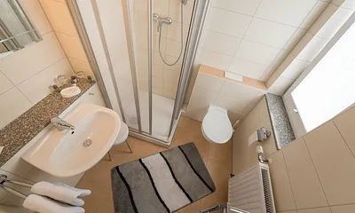 Badezimmer mit Dusche und WC, Fön