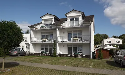 Außenansicht ins Grüne-Balkon