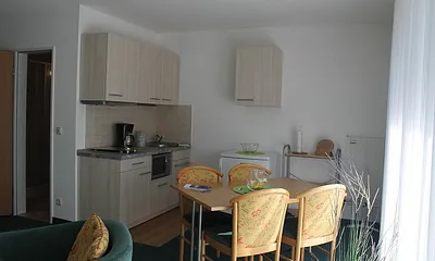 neuer Küchenbereich mit Kühlschrank mit Gefrierfach und vielen etc.