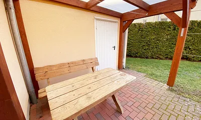 Terrasse mit angrenzendem Fahrradraum