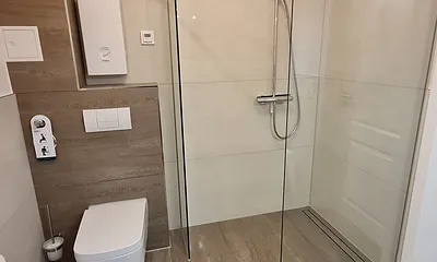 Bad mit Dusche, WC mit Po-Dusche