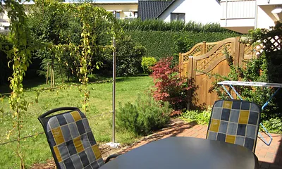 Blik von der Terrasse in den Garten.
