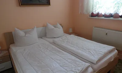 Schlafzimmer mit Doppelbett