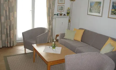 Wohnbereich mit Ausgang zum Balkon