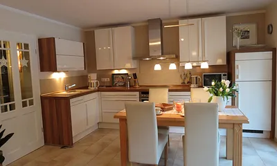 Die vollausgestattete moderne Küche mit großzügigem Eßplatz 