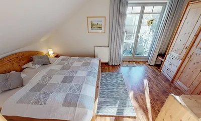 Schlafzimmer mit Blick zum Balkon