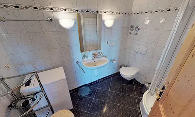 Im Keller kann eine wunderschöne S A U N A  mit Schwalldusche und Ruheliegen genutzt werden.