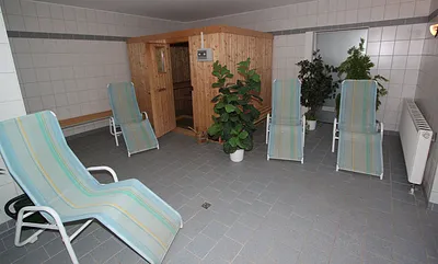 Eine Sauna (Bild) steht den Gästen des Neubaus im Keller des Neubaus gegen geringes Entgelt (ca. 2 Stunden für 4 €) zur Verfügung.