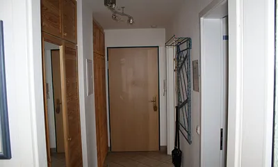 Flur mit geräumigem Einbauschrank