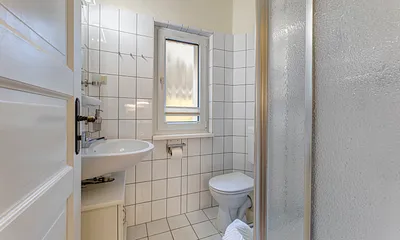 Bad mit Dusche/WC & Fön