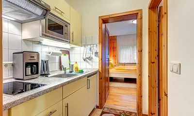 Pantryküche & Blick ins Schlafzimmer