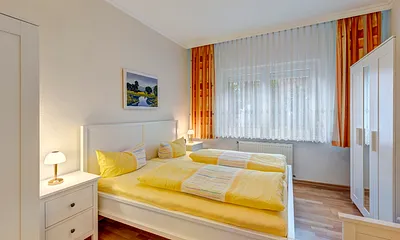 Schlafzimmer mit Doppel- und Einzelbett