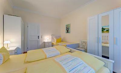 Schlafzimmer mit Doppel- und Einzelbett