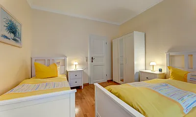 Schlafzimmer mit Doppel- und Einzelbett