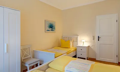 Schlafzimmer mit Doppel- und Einzelbett