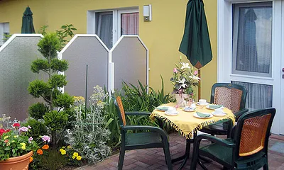 Terrasse und Eingangsbereich zur Wohnung.
