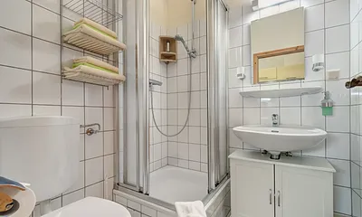 Bad mit Dusche/WC und Fön