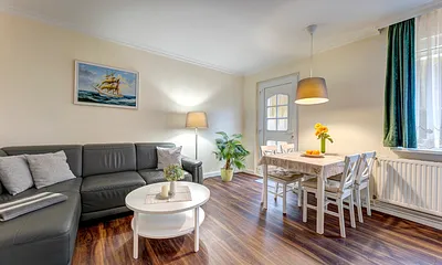 der Essplatz im Wohnzimmer und Zugang auf die Terasse