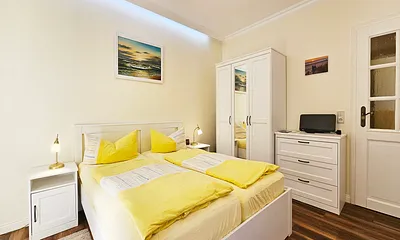 Doppelbett, Flat-TV, Kleiderschrank