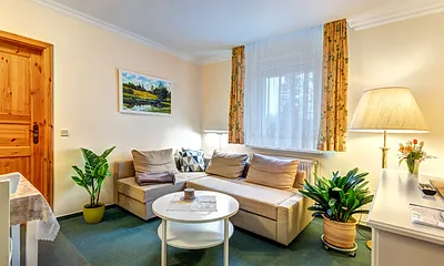 Wohnzimmer mit Flat-TV, W-LAN und Stereoanlage