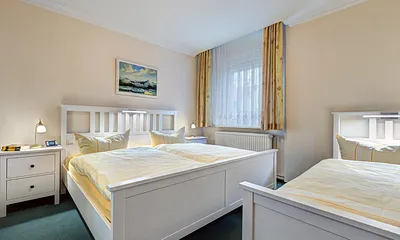 Schlafzimmer mit Doppel- und Einzelbett