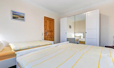 Schlafzimmer mit großem Kleiderschrank