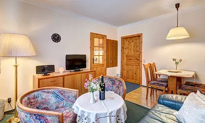 Wohnzimmer mit Flat-TV