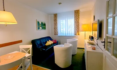 Wohnzimmer mit Flat-TV