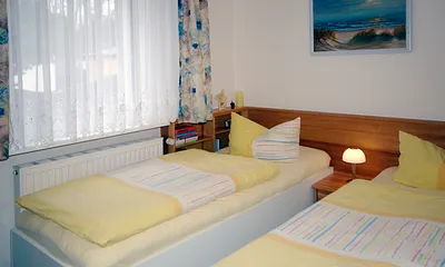 Schlafzimmer mit 2 Einzelbetten. Fenster mit Rollladen.