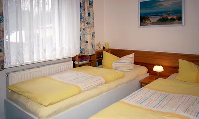 Schlafzimmer mit 2 Einzelbetten. Fenster mit Rollladen.
