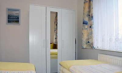 Schlafzimmer mit Kleiderschrank