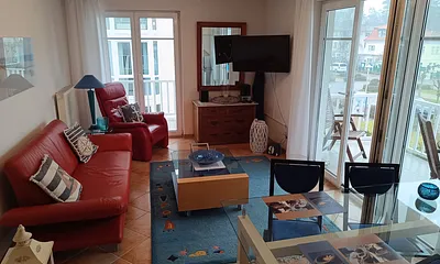 Wohnbereich mit angrenzender Küche 