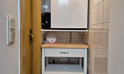 Küchenecke mit Kühlschrank, Mikrowelle, Wasser- und Eierkocher