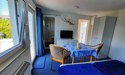 Natürlich ist ein Fernsehgerät vorhanden